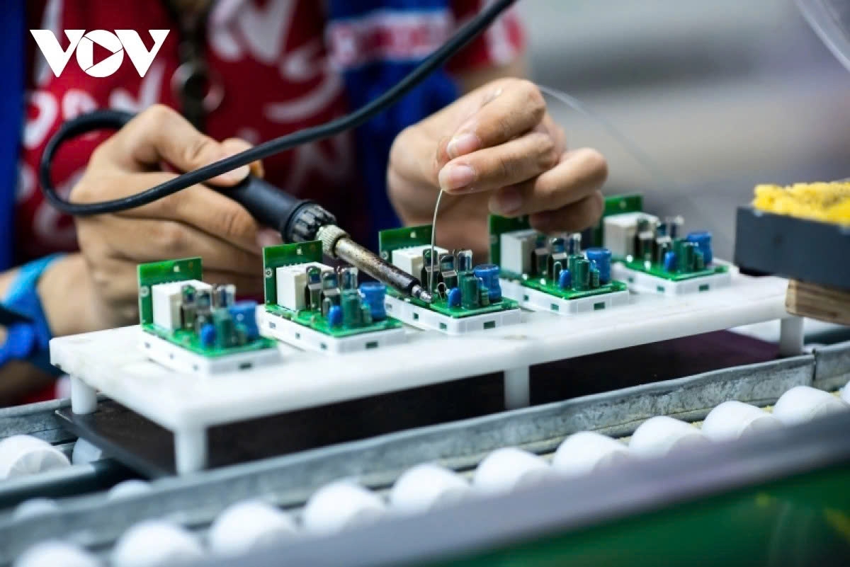 Vietnam in the race to attract high-tech FDI